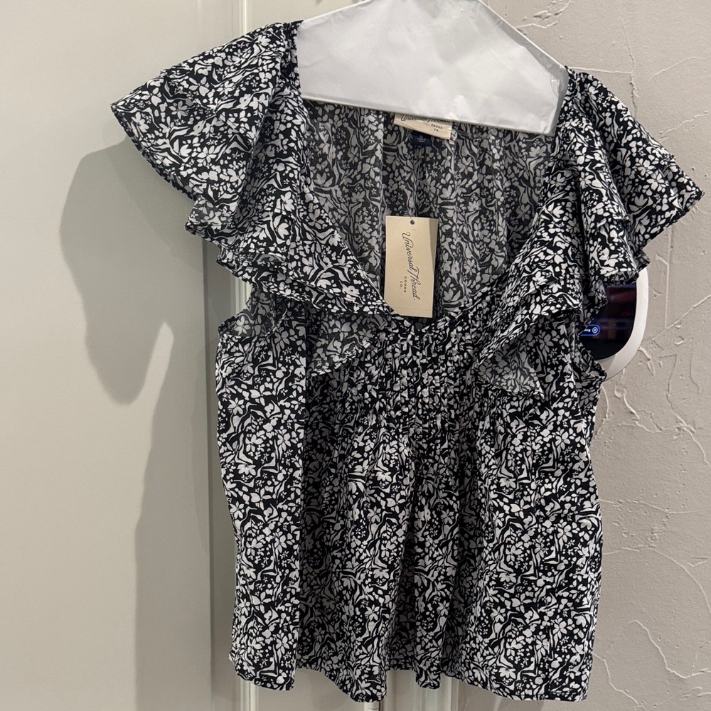Universal Thread Black and White Floral Blouse